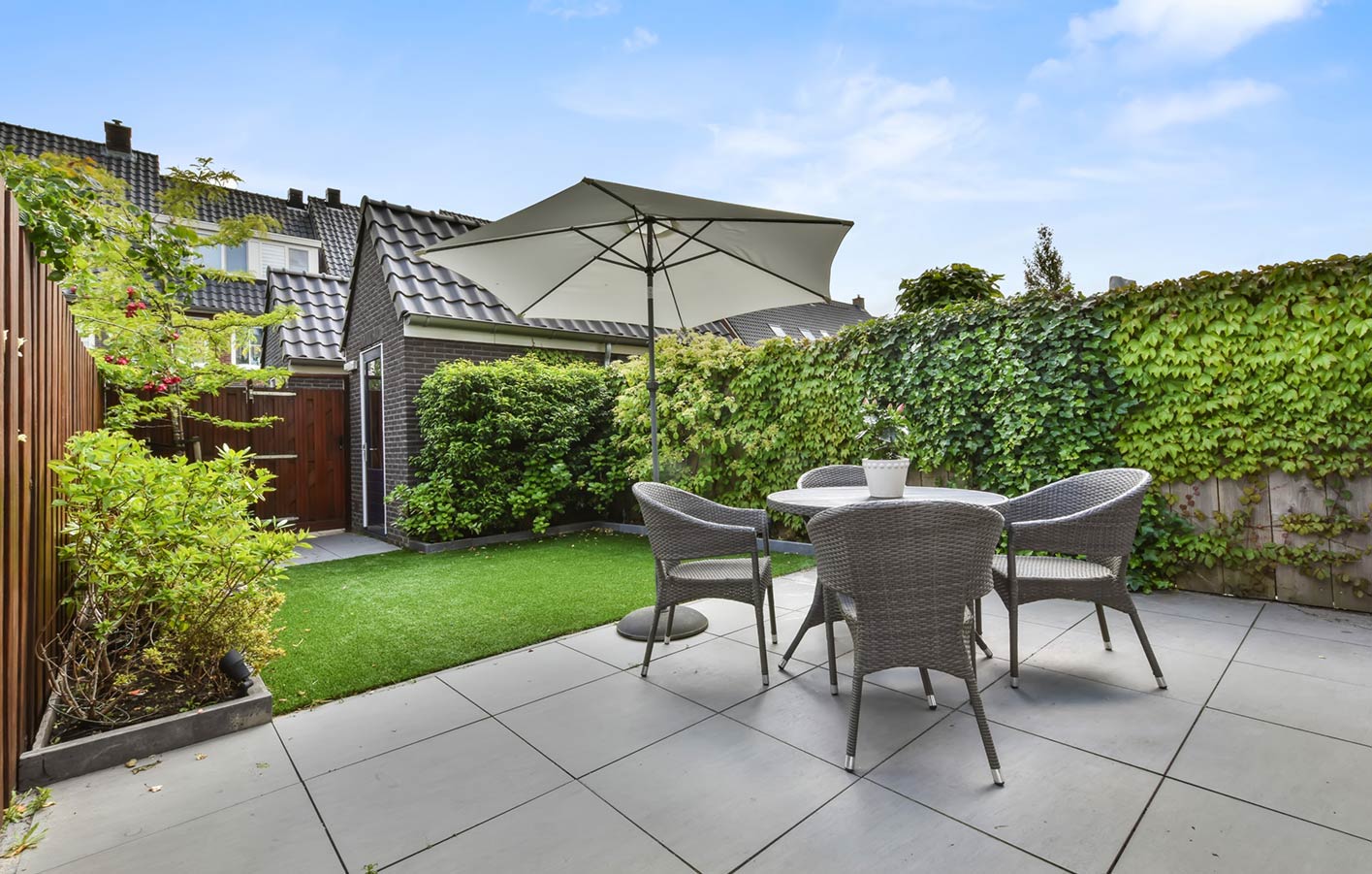 Moderne dunkelgraue Terrasse aus Keramischen Platten