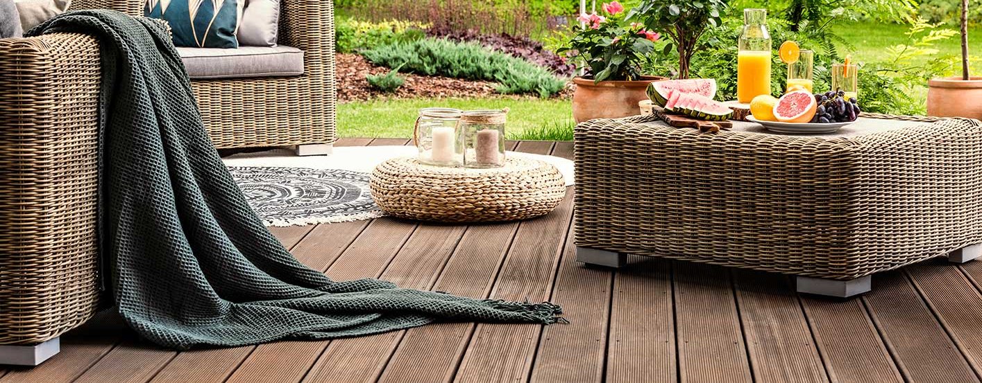 Terrasse mit Rattanmöbeln