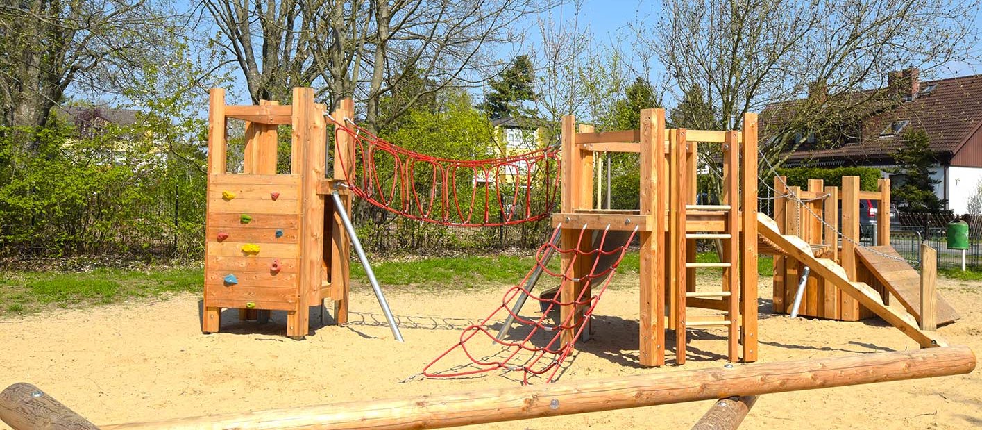 Kinderspielplatz aus Holz 