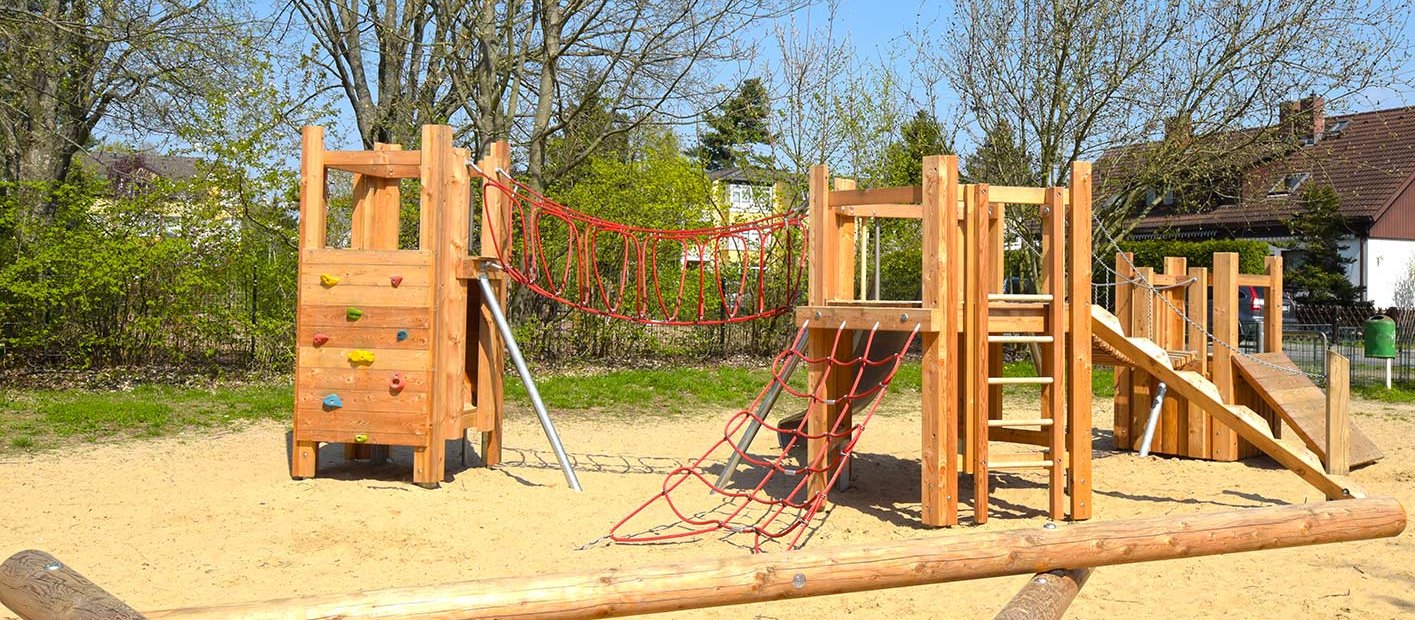 Kinderspielplatz aus Holz 