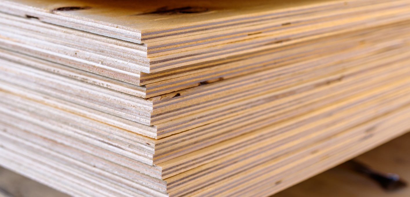 Sperrholzplatten kaufen beim Holzmarkt Maiermühle in Inzell Ein stapel Sperrholzplatten