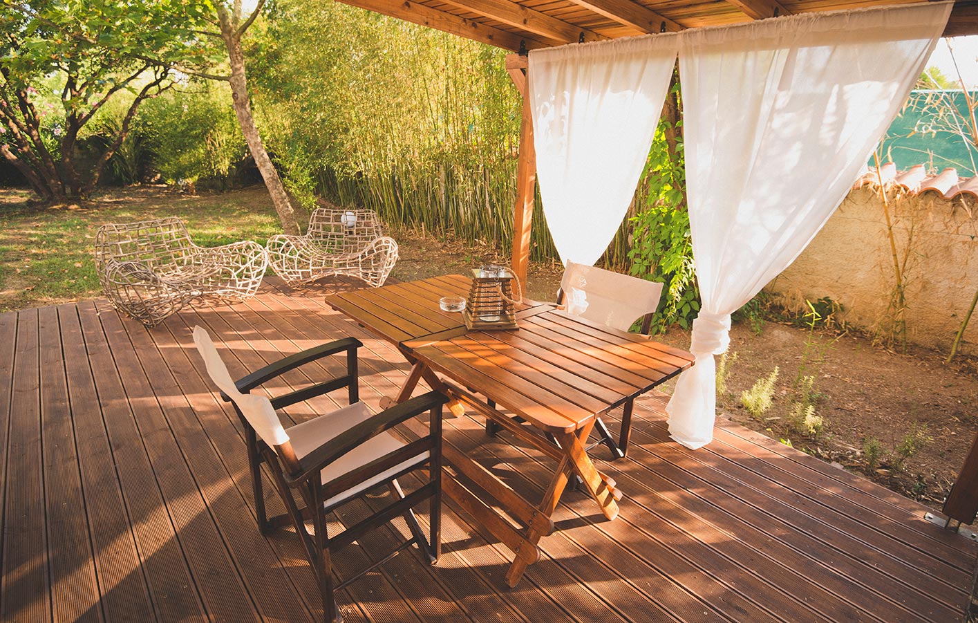 Holzterrasse mit Gartenmöbeln aus Holz und Terrassenüberdachung