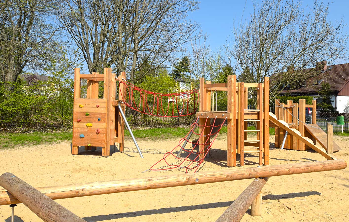 Kinderspielplatz aus Holz 