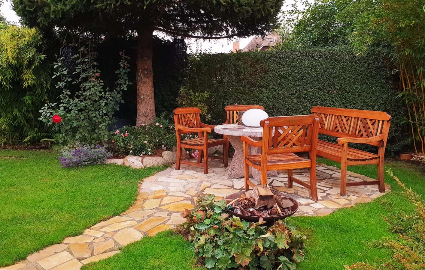 Ein Garten mit Gartenmöbeln aus Holz