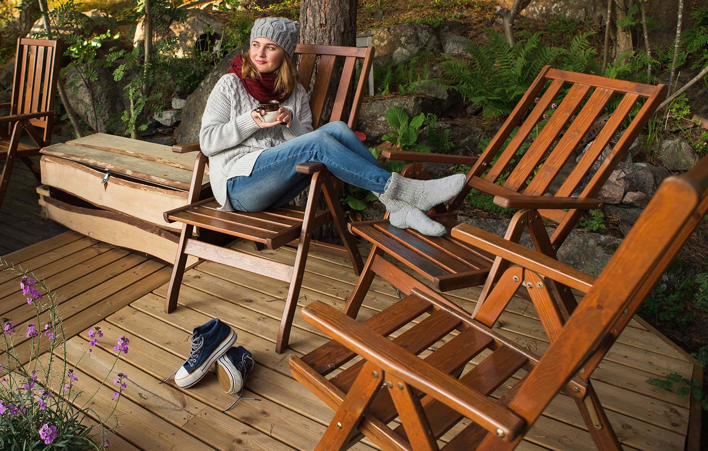Frau Sitzt auf Holzstühle in Garten