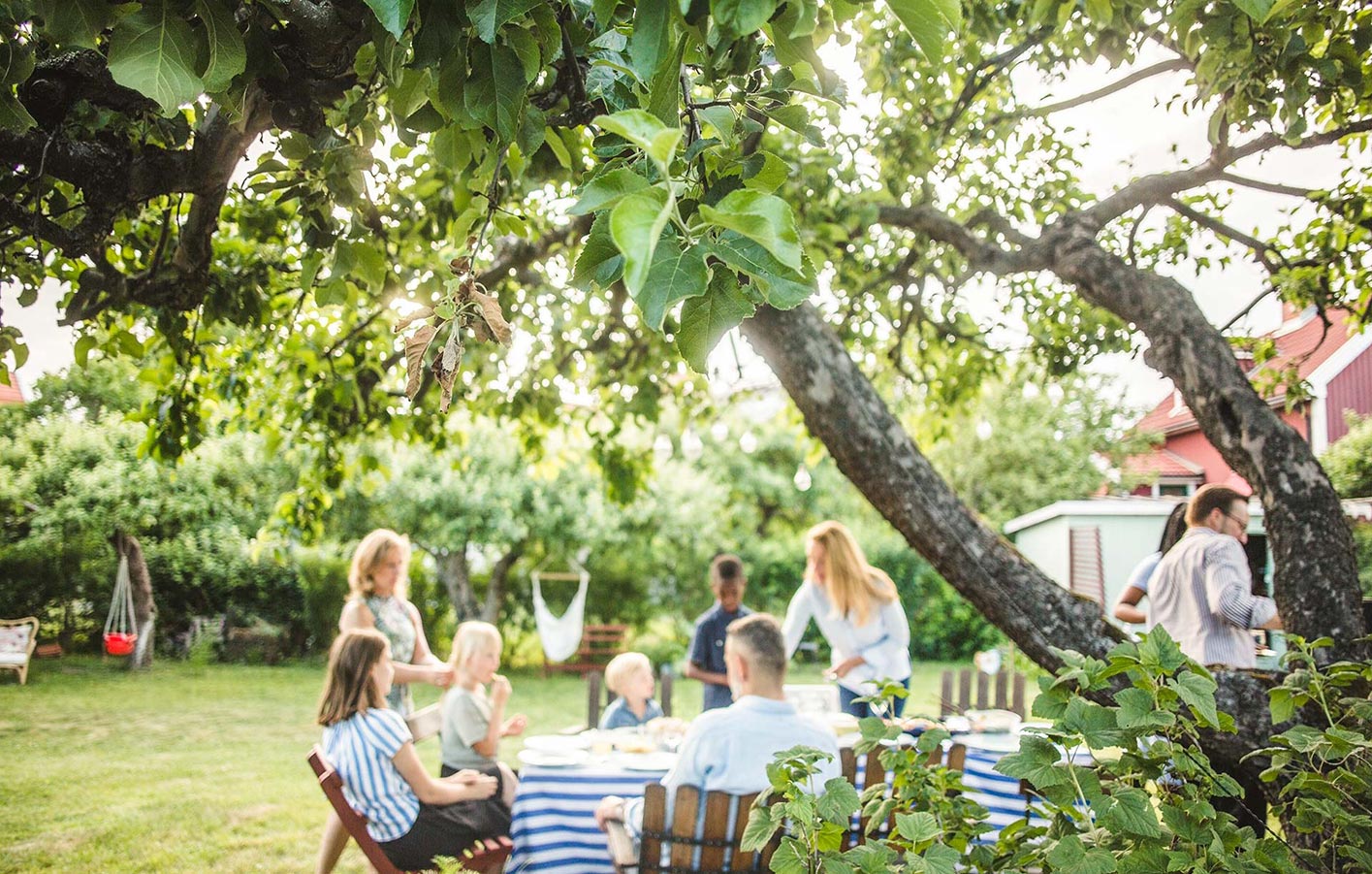 Familie isst zusammen im Garten